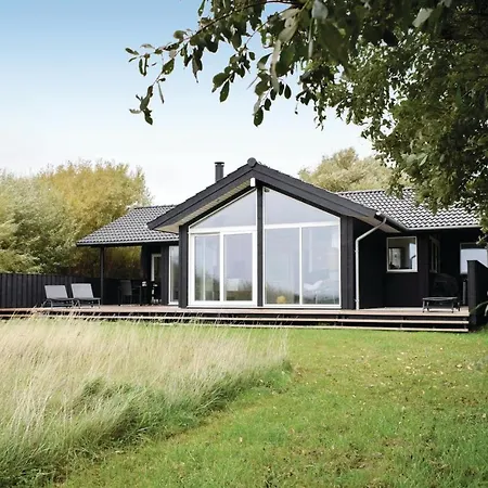 Дом отдыха Three-bedroom Holiday In *